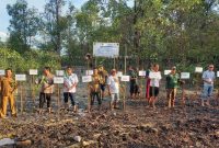 Kepala Unit Produksi Kundur Ari Wibowo melakukan foto bersama Panitia Pelaksana kegiatan Penanaman dalam rangka memperingati Hari Lingkungan Hidup Sedunia. (Foto: Humas PT Timah)