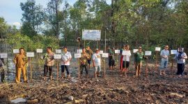 Kepala Unit Produksi Kundur Ari Wibowo melakukan foto bersama Panitia Pelaksana kegiatan Penanaman dalam rangka memperingati Hari Lingkungan Hidup Sedunia. (Foto: Humas PT Timah)