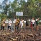 Kepala Unit Produksi Kundur Ari Wibowo melakukan foto bersama Panitia Pelaksana kegiatan Penanaman dalam rangka memperingati Hari Lingkungan Hidup Sedunia. (Foto: Humas PT Timah)