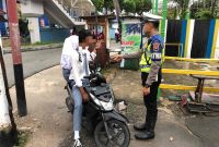 Petugas Satlantas Polres Karimun memberikan penindakan terhadap anak dibawah umur di wilayah Kabupaten Karimun. (Foto: Humas Polres Karimun)