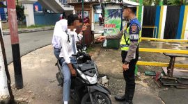 Petugas Satlantas Polres Karimun memberikan penindakan terhadap anak dibawah umur di wilayah Kabupaten Karimun. (Foto: Humas Polres Karimun)