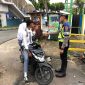 Petugas Satlantas Polres Karimun memberikan penindakan terhadap anak dibawah umur di wilayah Kabupaten Karimun. (Foto: Humas Polres Karimun)