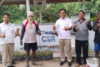 Penyerahan dana CSR dari Koordinator CSR PT Timah kepada nelayan. (Foto: Humas PT Timah)