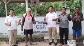 Penyerahan dana CSR dari Koordinator CSR PT Timah kepada nelayan. (Foto: Humas PT Timah)
