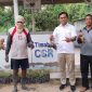 Penyerahan dana CSR dari Koordinator CSR PT Timah kepada nelayan. (Foto: Humas PT Timah)