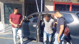 Pelaku penikaman Suprianto saat digiring Jajaran Satreskrim ke Ruang Pemeriksaan Polres Karimun. (Foto: Kepriheadline.id)