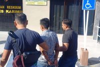 Tersangka Supianto digiring Satreskrim Polres Karimun menuju ruang pemeriksaan, Sabtu (10/6/2023). (Foto: Kepriheadline.id)