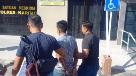 Tersangka Supianto digiring Satreskrim Polres Karimun menuju ruang pemeriksaan, Sabtu (10/6/2023). (Foto: Kepriheadline.id)