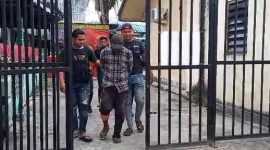 Pelaku A dengan kondisi kaki pincang digiring satreskrim Polres Karimun usai tiba di Pelabuhan Domestik Karimun. Foto: Istimewa