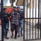 Pelaku A dengan kondisi kaki pincang digiring satreskrim Polres Karimun usai tiba di Pelabuhan Domestik Karimun. Foto: Istimewa