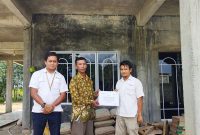 Koordinator PPM Wilayah Kepri dan Riau Eka Budhy Susanto saat Menyerah kan bantuan Pembangunan Surau Baitul Ana. Foto: Humas PT Timah