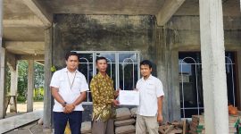 Koordinator PPM Wilayah Kepri dan Riau Eka Budhy Susanto saat Menyerah kan bantuan Pembangunan Surau Baitul Ana. Foto: Humas PT Timah