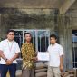 Koordinator PPM Wilayah Kepri dan Riau Eka Budhy Susanto saat Menyerah kan bantuan Pembangunan Surau Baitul Ana. Foto: Humas PT Timah