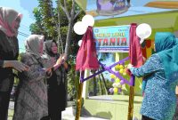 Ketua Penggerak PKK Kabupaten Karimun Raja Azmah Aunur Rafiq meresmikan rumah lansia di Keluraha Teluk Uma. Foto: kepriheadline.id.
