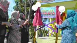 Ketua Penggerak PKK Kabupaten Karimun Raja Azmah Aunur Rafiq meresmikan rumah lansia di Keluraha Teluk Uma. Foto: kepriheadline.id.