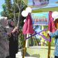 Ketua Penggerak PKK Kabupaten Karimun Raja Azmah Aunur Rafiq meresmikan rumah lansia di Keluraha Teluk Uma. Foto: kepriheadline.id.
