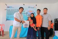 Penyerahan makanan tambahan untuk balita oleh perwakilan PT Timah kepada masyarakat. Foto: Humas PT Timah