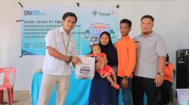 Penyerahan makanan tambahan untuk balita oleh perwakilan PT Timah kepada masyarakat. Foto: Humas PT Timah