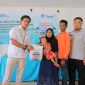 Penyerahan makanan tambahan untuk balita oleh perwakilan PT Timah kepada masyarakat. Foto: Humas PT Timah