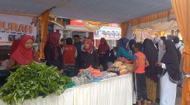 Warga menyerbu pasar murah di Halaman Ex Grapari Telkomsel, Jalan Ahmad Yani Kelurahan Sei Lakam Barat. Foto: Kepriheadline.id