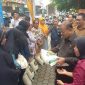 Bupati Karimun menyerahkan secara simbolis Bantuan Pangan Beras kepada 10 KPM di Karimun. Foto: Kepriheadline.id