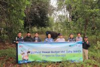Waka Unit Produksi Kundur Anton Saputra bersama karyawan PT Timah menyerah kan bantuan hewan qurban untuk masyarakat Kecamatan Kundur Barat. Foto: Istimewa