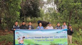 Waka Unit Produksi Kundur Anton Saputra bersama karyawan PT Timah menyerah kan bantuan hewan qurban untuk masyarakat Kecamatan Kundur Barat. Foto: Istimewa