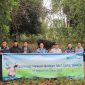 Waka Unit Produksi Kundur Anton Saputra bersama karyawan PT Timah menyerah kan bantuan hewan qurban untuk masyarakat Kecamatan Kundur Barat. Foto: Istimewa