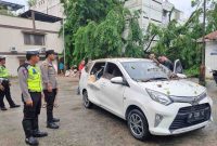 Satu unit mobil Toyata Calya ringsek tertimpa pohon tumbang di Jalan Teuku Umar Kelurahan Tanjungbalai Kota, Kecamatan Karimun, Selasa (27/6/2023). Foto: Istimewa.