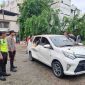 Satu unit mobil Toyata Calya ringsek tertimpa pohon tumbang di Jalan Teuku Umar Kelurahan Tanjungbalai Kota, Kecamatan Karimun, Selasa (27/6/2023). Foto: Istimewa.