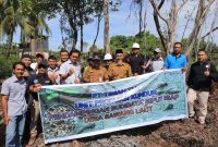 PT Timah bersama camat Kundur Barat dan Kepala Desa Sawang Laut melakukan pelepasan bibit siput bersama kelompok nelayan Batu Tuan. Foto: Istimewa