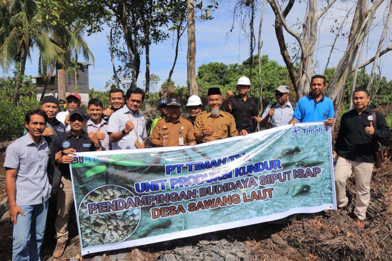 PT Timah bersama camat Kundur Barat dan Kepala Desa Sawang Laut melakukan pelepasan bibit siput bersama kelompok nelayan Batu Tuan. Foto: Istimewa