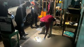Polisi melakukan olah TKP di lokasi penemuan mayat laki-laki di ruko kawasan Meral Kota. Foto: Istimewa
