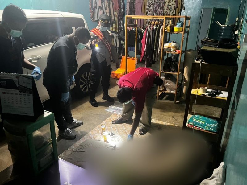 Polisi melakukan olah TKP di lokasi penemuan mayat laki-laki di ruko kawasan Meral Kota. Foto: Istimewa