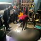 Polisi melakukan olah TKP di lokasi penemuan mayat laki-laki di ruko kawasan Meral Kota. Foto: Istimewa