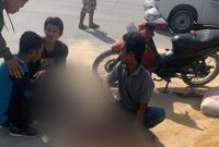Warga mengevakuasi korban kecelakaan lalu lintas di Desa Pangke. Foto: istimewa