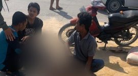 Warga mengevakuasi korban kecelakaan lalu lintas di Desa Pangke. Foto: istimewa