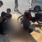Warga mengevakuasi korban kecelakaan lalu lintas di Desa Pangke. Foto: istimewa