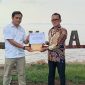Koordinator PPM PT Timah Unit Kundur Eka Budhy Susanto saat menyerahkan bantuan perbaikan Tembok yang runtuh disekitar Pantai Teluk Dalam, kepada Kepala Desa Kundur Marhalim. (Foto: Humas PT Timah)