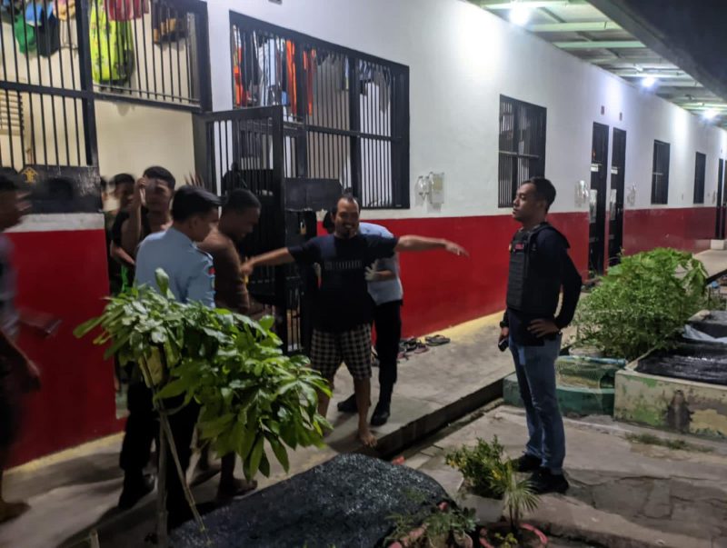 Rutan Kelas II Tanjungbalai Karimun melakukan pemeriksaan rutin terhadap blok ruang tahanan, Rabu (31/5/2023) malam. (Foto: cr1/Kepriheadline.id)
