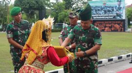 Pangdam I Bukit Barisan Mayjen TNI Achmad Daniel Chardin disambut di Makodim 0317/Tbk. (Foto: cr1/kepriheadline.id)