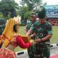 Pangdam I Bukit Barisan Mayjen TNI Achmad Daniel Chardin disambut di Makodim 0317/Tbk. (Foto: cr1/kepriheadline.id)