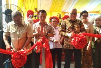 Bupati Karimun Aunur Rafiq meresmikan Gedung Baru Kantor PT Sinar Suman Pryanto Jalan Raja Oesman, Batu Lipai Kecamatan Baran Timur, Jumat (2/6/2023). (Foto: Kepriheadline.id)
