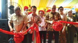 Bupati Karimun Aunur Rafiq meresmikan Gedung Baru Kantor PT Sinar Suman Pryanto Jalan Raja Oesman, Batu Lipai Kecamatan Baran Timur, Jumat (2/6/2023). (Foto: Kepriheadline.id)
