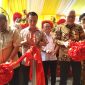 Bupati Karimun Aunur Rafiq meresmikan Gedung Baru Kantor PT Sinar Suman Pryanto Jalan Raja Oesman, Batu Lipai Kecamatan Baran Timur, Jumat (2/6/2023). (Foto: Kepriheadline.id)
