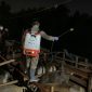 Petugas Stasiun Karantina Pertanian lakukan sterilisasi terhadap sapi-sapi asal Natuna. (Foto: Kepriheadline.id)