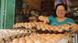 Seorang pedagang telur di kawasan Jalan Haji Arab menjajakan dagangannya. (Foto: dokumen Kepriheadline.id)
