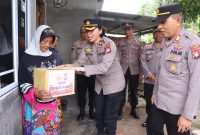 Wakapolres Karimun Kompol Petra salurkan bantuan ke Maimunah (80), seoeang janda penderhta stroke ringan di Kecamatan Tebing. (Foto: Humas Polres Karimun)