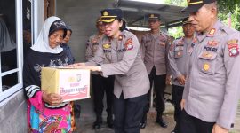 Wakapolres Karimun Kompol Petra salurkan bantuan ke Maimunah (80), seoeang janda penderhta stroke ringan di Kecamatan Tebing. (Foto: Humas Polres Karimun)