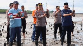 Kapolres Bintan AKBP Riky Iswoyo pimpin penanaman mangrove dalam rangka HUT Bhayangkara ke-77. (Foto: Humas Polres Bintan)